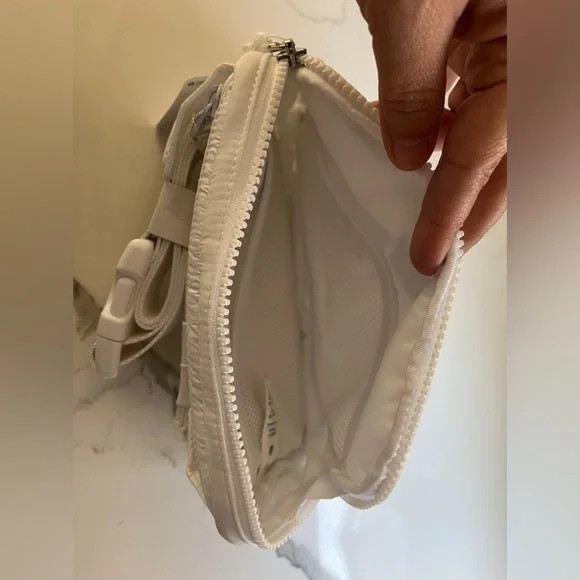Lululemon Everywhere Belt Bag Large 2L Wunder Puff in White - Picture 6 of 10